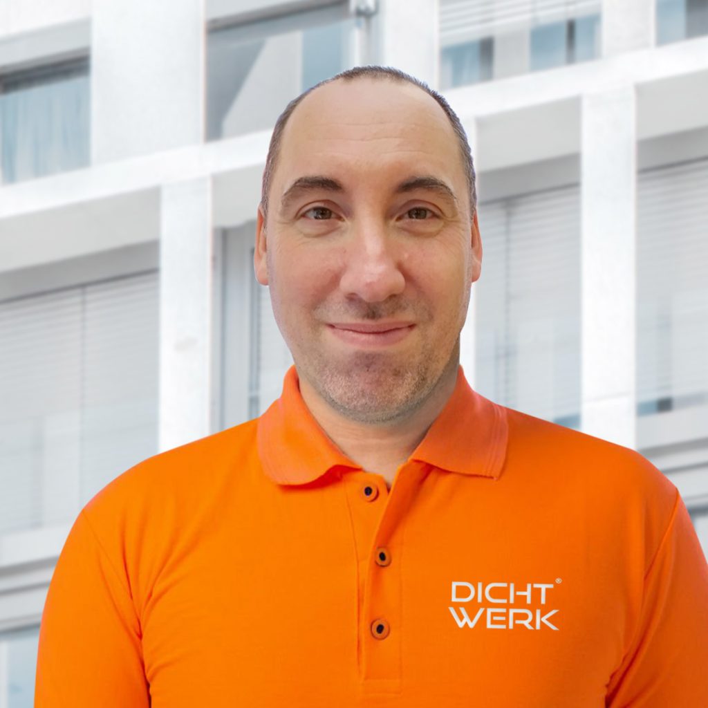 Marcus Knittel, Inhaber von DICHTWERK Wismar, im orangefarbenen Firmen-Polo